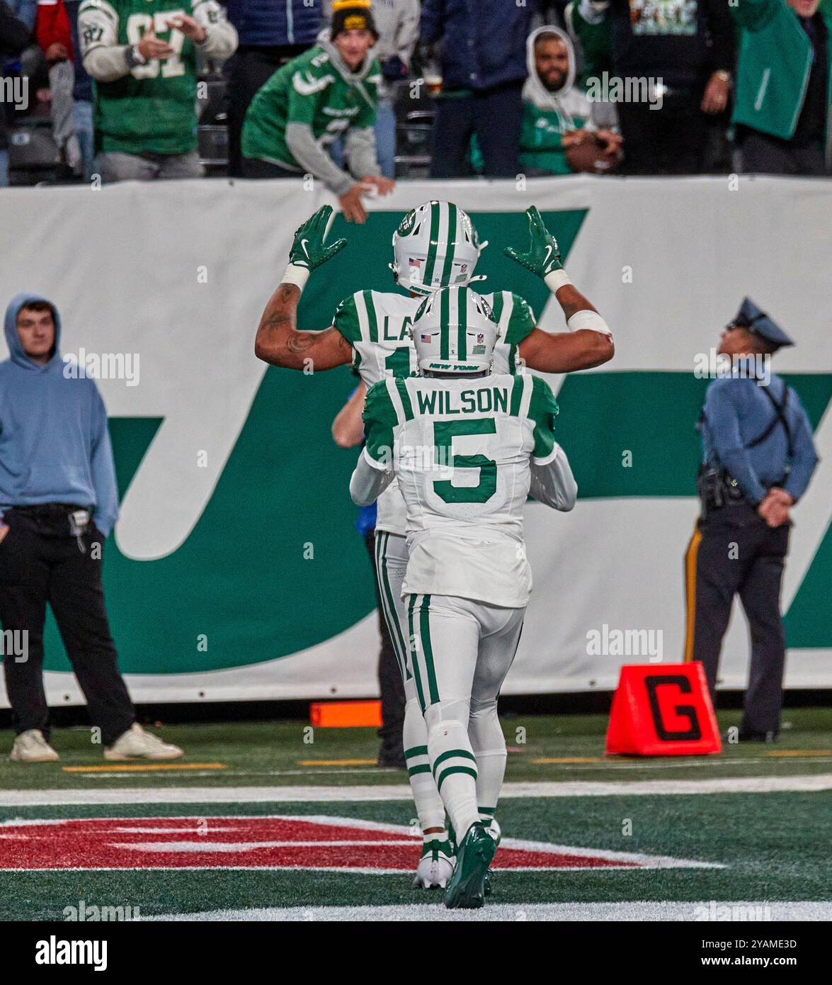 East Rutherford, New Jersey am Montag, den 14. Oktober 2024.der Wide Receiver der New York Jets Allen Lazard (10) reagiert auf die Fans, nachdem er am Montag, den 14. Oktober 2024, einen Hagel-mary-Pass für einen Touchdown über die Buffalo Bills-Verteidiger geholt hat. Duncan Williams/CSM Credit: CAL Sport Media/Alamy Live News Stockfoto