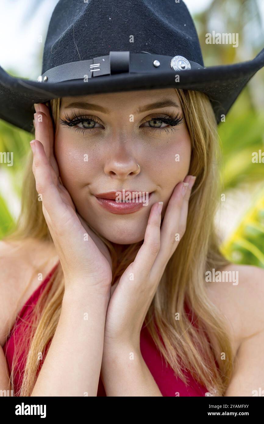 Eine leuchtende junge Frau umreißt den Charme der Karibik, ihr Lachen tanzt in der warmen Brise, in leuchtenden Farben und ruhigen Küsten Stockfoto