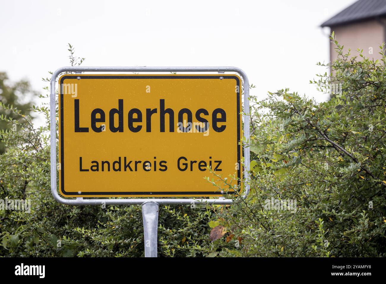 Stadtzeichen der Gemeinde Lederhose im Landkreis Greiz. Lustiger Ortsname von Lederhose, Thüringen, Deutschland, Europa Stockfoto
