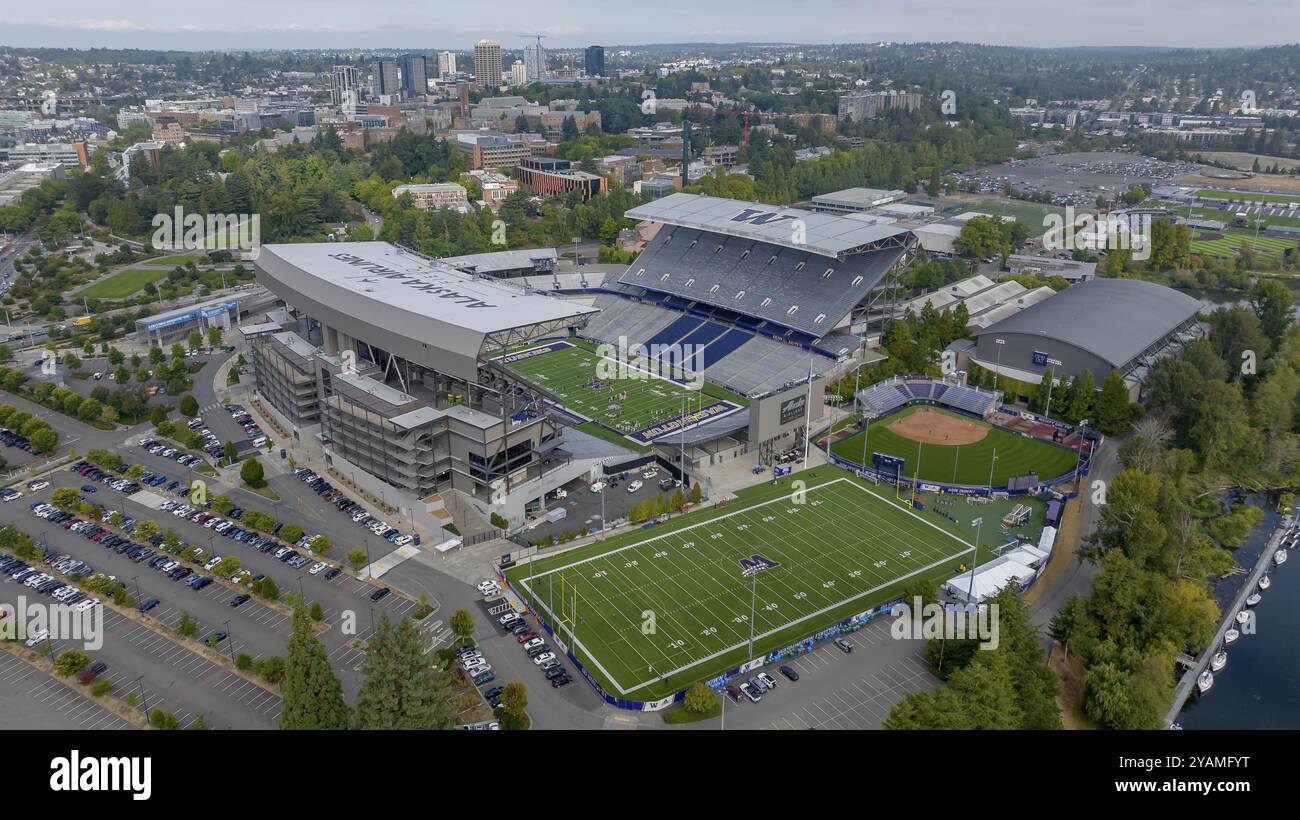 Das Husky Stadium (offiziell Alaska Airlines Field im Husky Stadium für Sponsoring-Zwecke) ist ein Fußballstadion im Norden Stockfoto