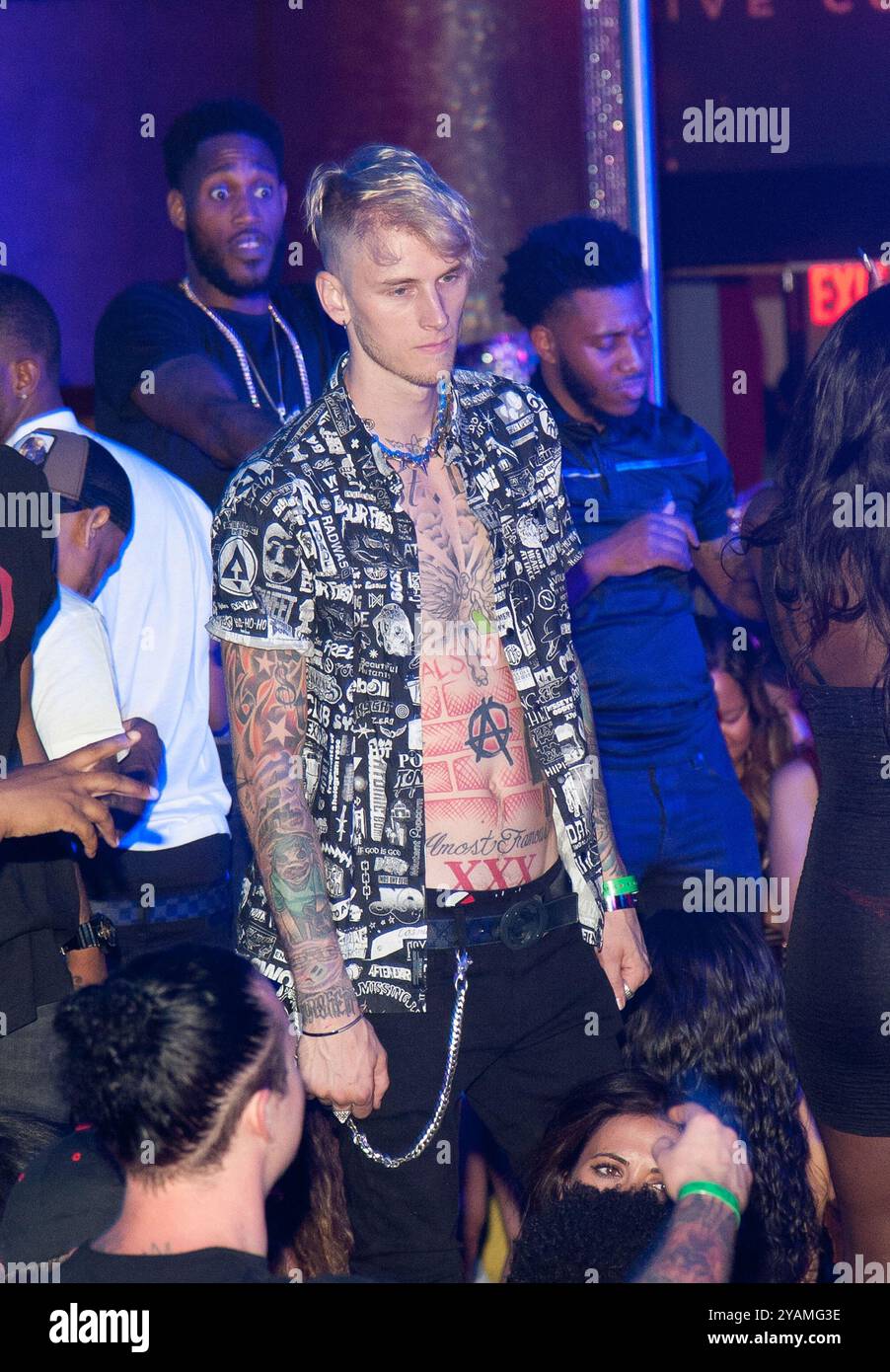 LAS VEGAS, NV - 10. Juli: Machine Gun Kelly wurde am 10. Juli 2015 bei der 50 Cent Birthday Celebration in Drai's Nachtclub im Cromwell in Las Vegas, NV, fotografiert. Kredit: BIP Fotos/MediaPunch ***HAUSABDECKUNG*** Stockfoto