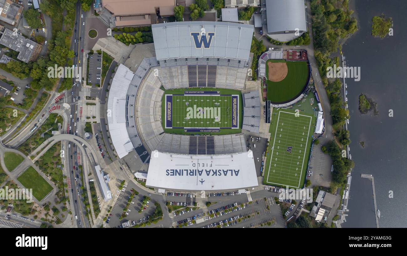 Das Husky Stadium (offiziell Alaska Airlines Field im Husky Stadium für Sponsoring-Zwecke) ist ein Fußballstadion im Norden Stockfoto