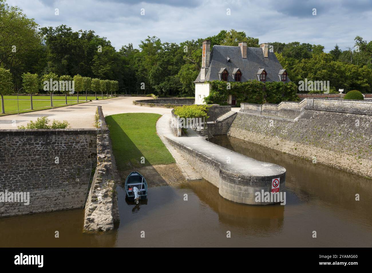 Einsames Boot in einem ruhigen Kanal vor einem kleinen Landhaus und Bäumen, Chancellerie, Schloss Chenonceau, Schloss Chateau de Chenonceau, Wasserschloss, Cher Stockfoto