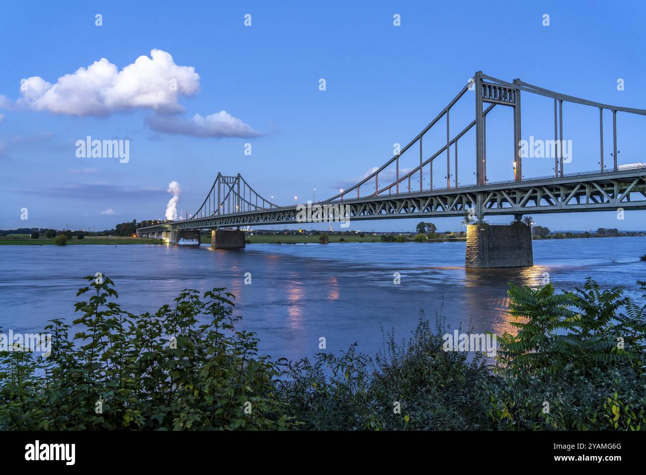 Krefeld-Uerdinger Rheinbrücke, baufällige Straßenbrücke, Verkehrsbeschränkung, wird saniert, soll ersetzt werden, Krefeld, Nordrhein-Wir Stockfoto