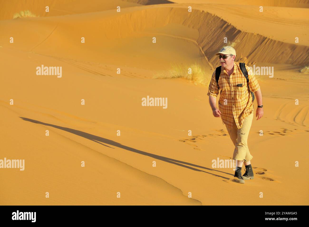 Man (50-55), Wüstenwanderung, Erg Chebbi, Marokko, Afrika Stockfoto