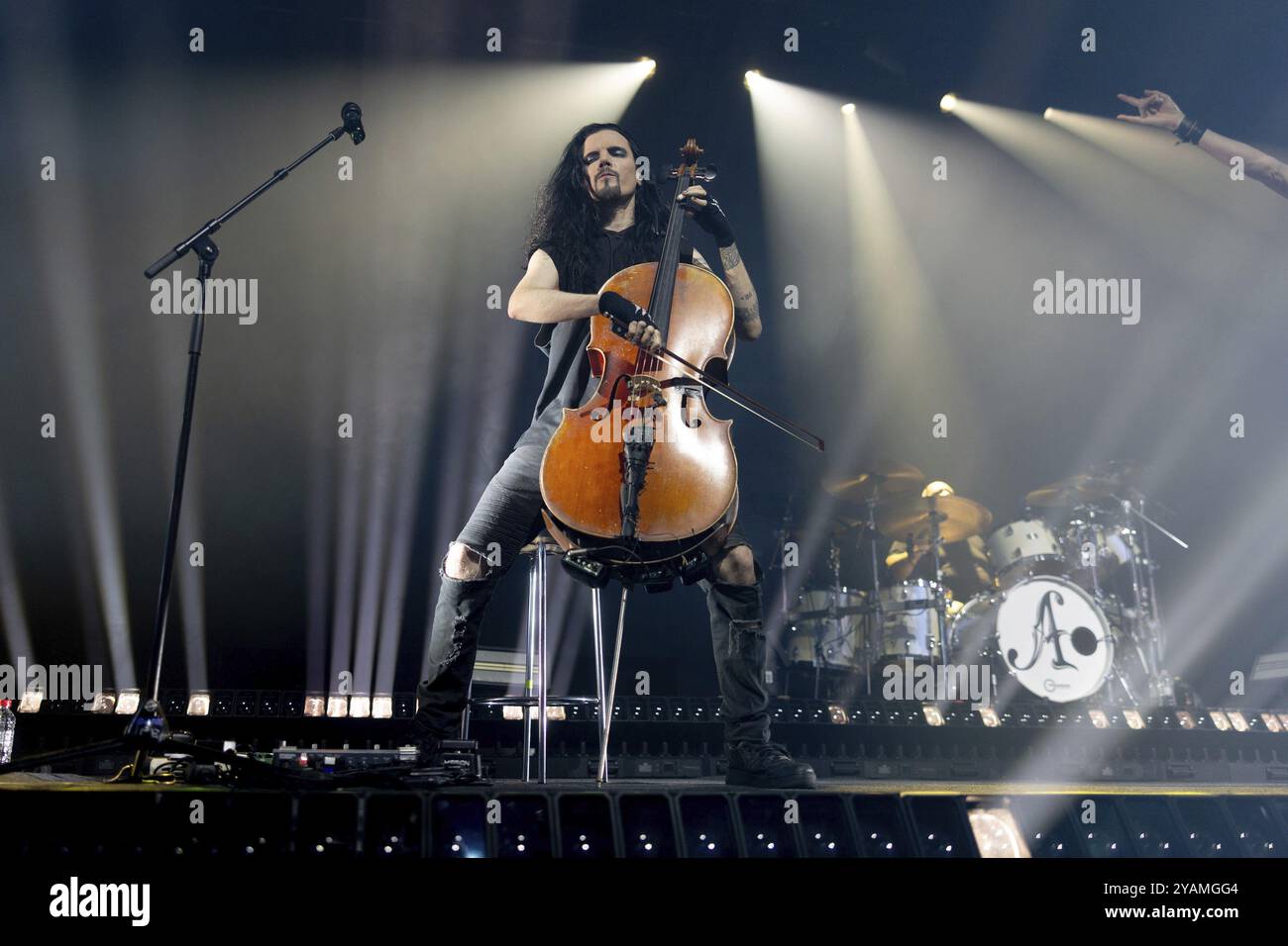 Perttu Kivilaakso aus Apocalyptica live auf der Plays Metallica Vol.2 Tour 2024 in der Columbiahalle in Berlin am 13. Oktober 2024 Stockfoto