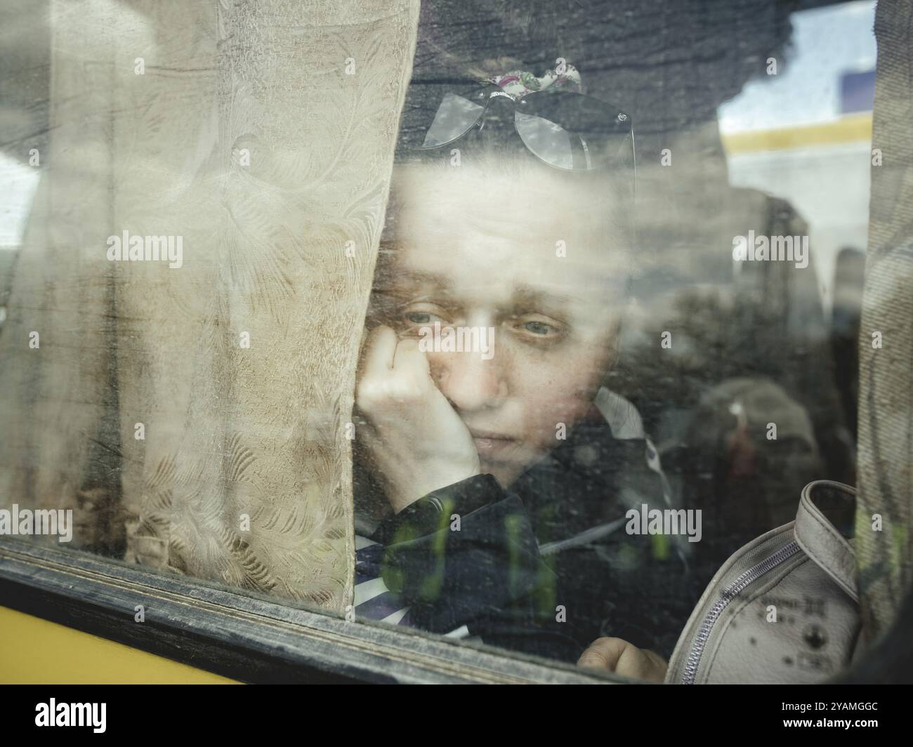 Ankunft von Flüchtlingen aus dem besetzten Cherson auf dem Parkplatz eines Einkaufszentrums, die beiden Busse waren jeweils sieben Tage ohne unterwegs Stockfoto