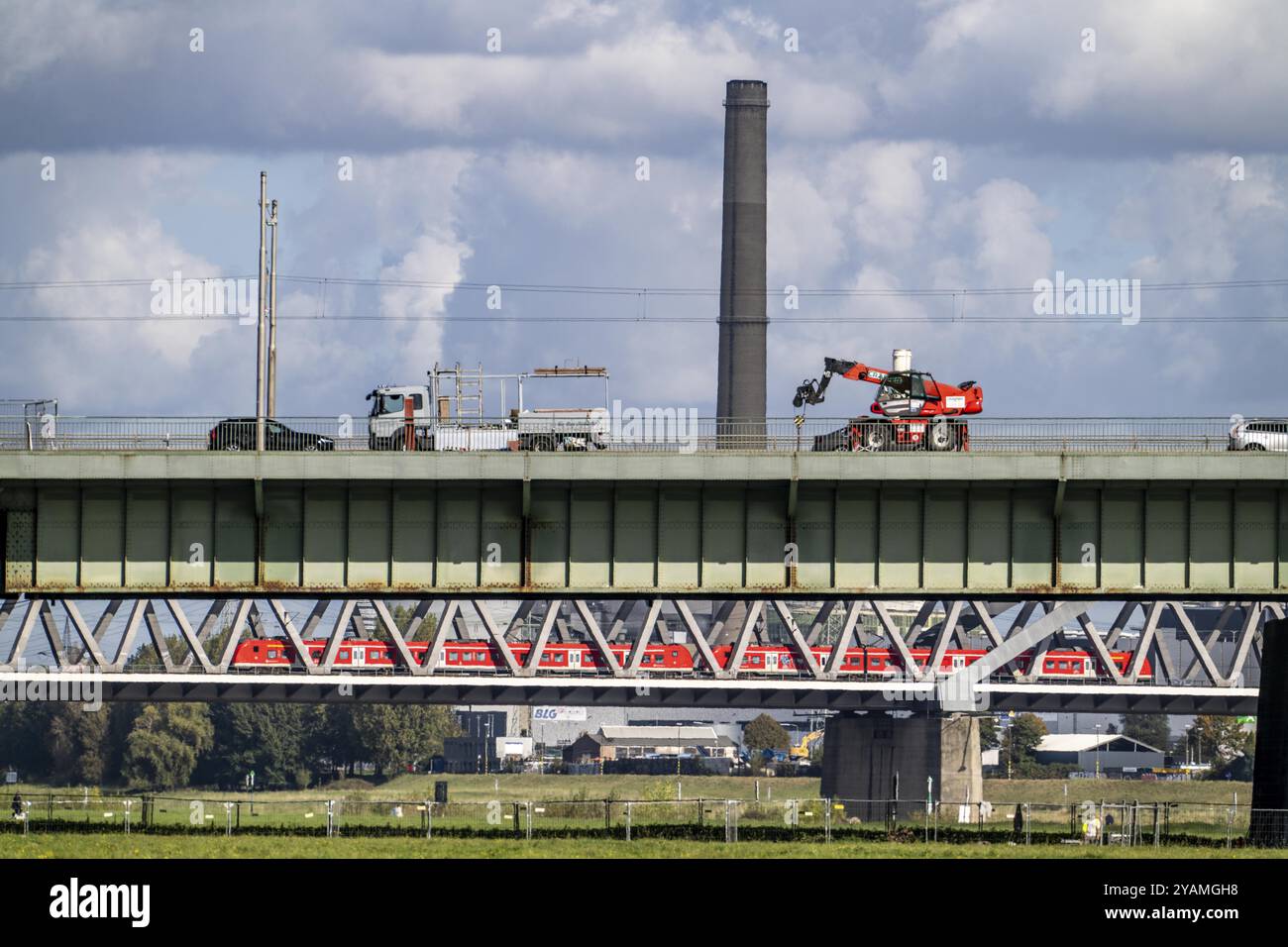 Die Josef-Kardinal-Frings-Brücke, ehemalige Südbrücke, Bundesstraße B1, über den Rhein zwischen Düsseldorf und Neuss, die Straßenbrücke ist baufällig Stockfoto