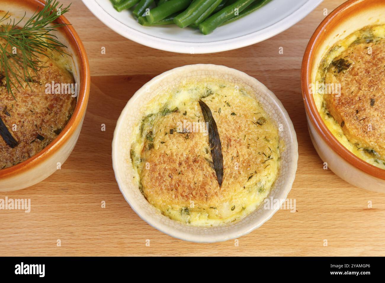 Schwäbische Küche, im Ofen gebackener Zander mit Prinzessinbohnen und Zitronensauce, Fischgericht, Zanderfilet, grüne Bohnen, Dill, Vorspeise, aus dem Ofen, r Stockfoto