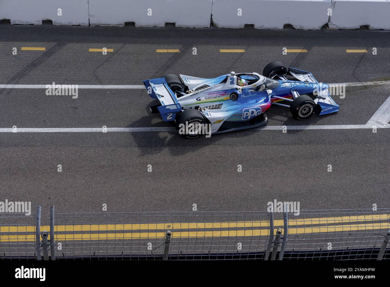 Der Fahrer der INDYCAR Series JOSEF NEWGARDEN (2) aus Nashville, Tennessee, reist während eines Trainings zum Firestone Grand Prix o durch die Kurven Stockfoto
