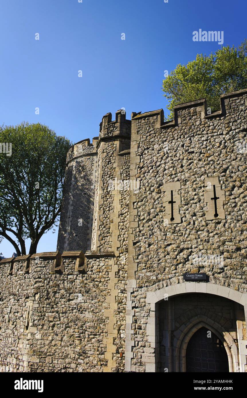 Her Majesty's Royal Palace and Fortress of the Tower of London ist ein befestigter Gebäudekomplex entlang der Themse am südöstlichen Ende der Stadt Lo Stockfoto