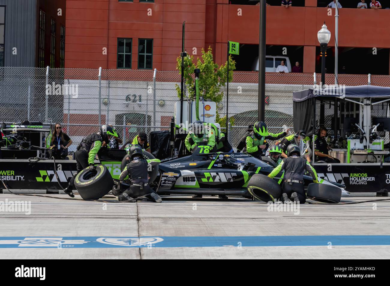 INDYCAR-Fahrer AGUSTIN HUGO CANAPINO (R) (78) aus Arrecifes, Argentinien, bringt sein Auto während des Chevrolet Detroit Grand Prix auf der S in Dienst Stockfoto