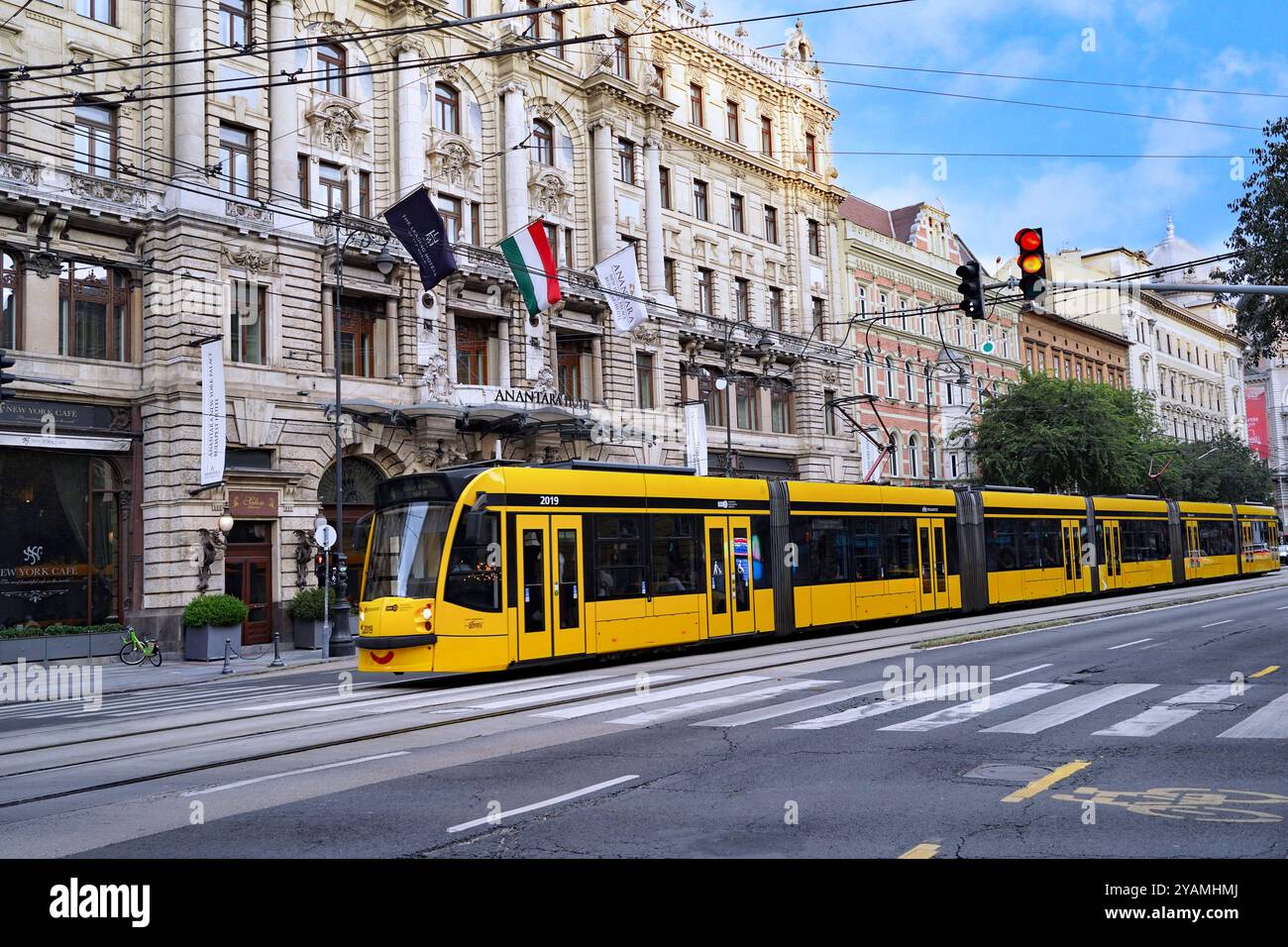 Budapest, moderne Straßenbahn auf dem Boulevard vor dem New York Cafe Stockfoto