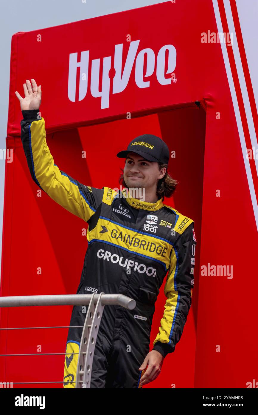 Der Fahrer der INDYCAR Series, COLTON HERTA (26) aus Valencia, Kalifornien, wird den Fans vorgestellt, bevor er zum Hy-Vee INDYCAR Race Weekend auf dem I antritt Stockfoto