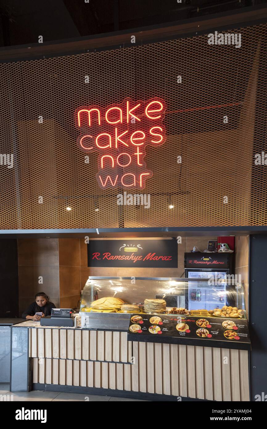 Slogan „Kuchen machen nicht Krieg“, „Kuchen machen“ und „Krieg“, „Food Court“, „Food Hall“, „Restaurants“, „Tribeca Mall“, Einkaufszentrum, riesig, gigantisch, modern, indische OCE Stockfoto