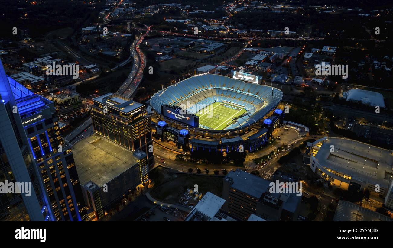 Nächtlicher Blick auf das Bank of America Stadium, Heimstadion der National Football League Carolina Panthers und des MLS Charlotte FC Football Clubs Stockfoto