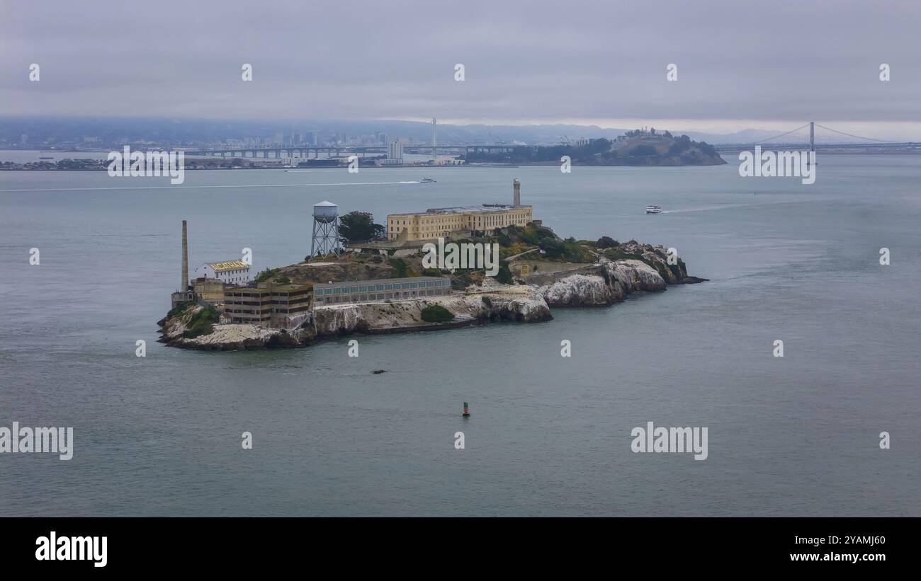 Aus der Vogelperspektive des United States Penitentiary, Alcatraz Island, zeigt ein historisches Hochsicherheitsgefängnis auf einer kleinen Insel vor San Francisco. Baujahr 191 Stockfoto