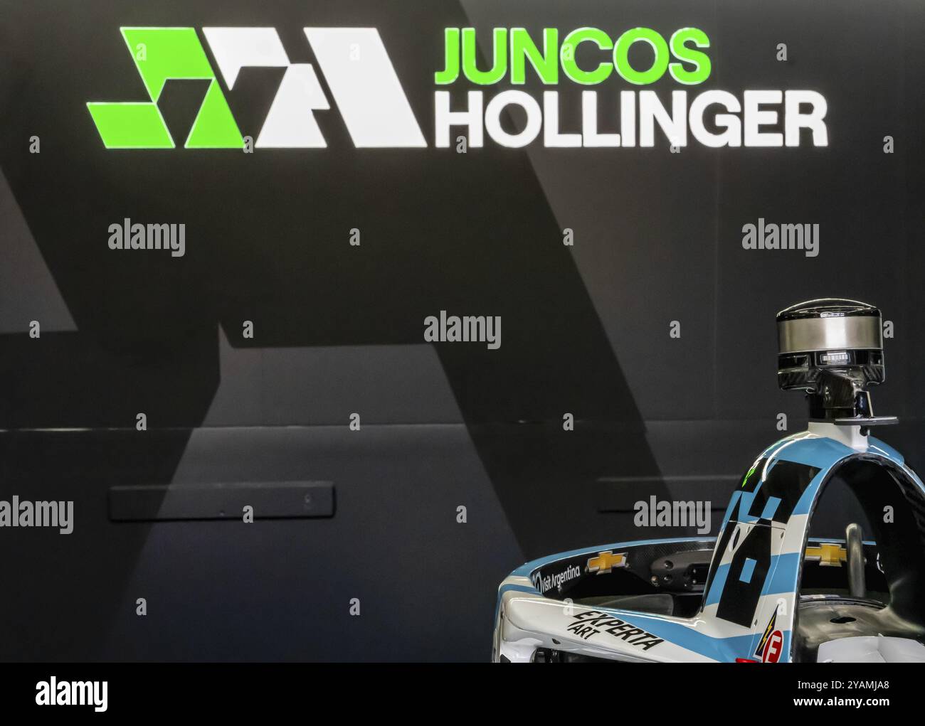 Crew-Mitglieder von Juncos Hollinger Racing bereiten ihren Rennwagen für die Indianapols 500 in Indianapolis vor Stockfoto