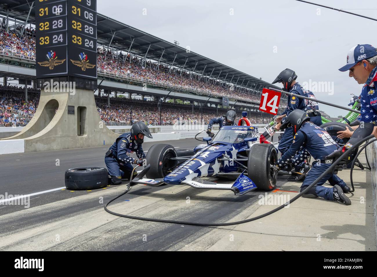 Der INDYCAR-Fahrer SANTINO FERRUCCI (14) aus Woodbury, Connecticut, bringt seinen AJ Foyt Racing Chevrolet während der Indianapolis 500 auf der in Dienst Stockfoto