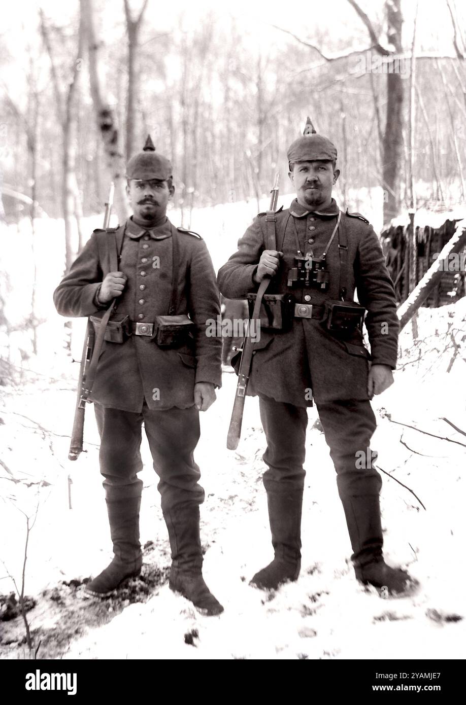 Deutsche Soldaten auf Wache vor dem Einzug im Winter. Erster Weltkrieg, Frankreich. Deutsche Soldaten sind im Winter im Tierheim auf der Wache. Erster Weltkrieg, Fr. Stockfoto