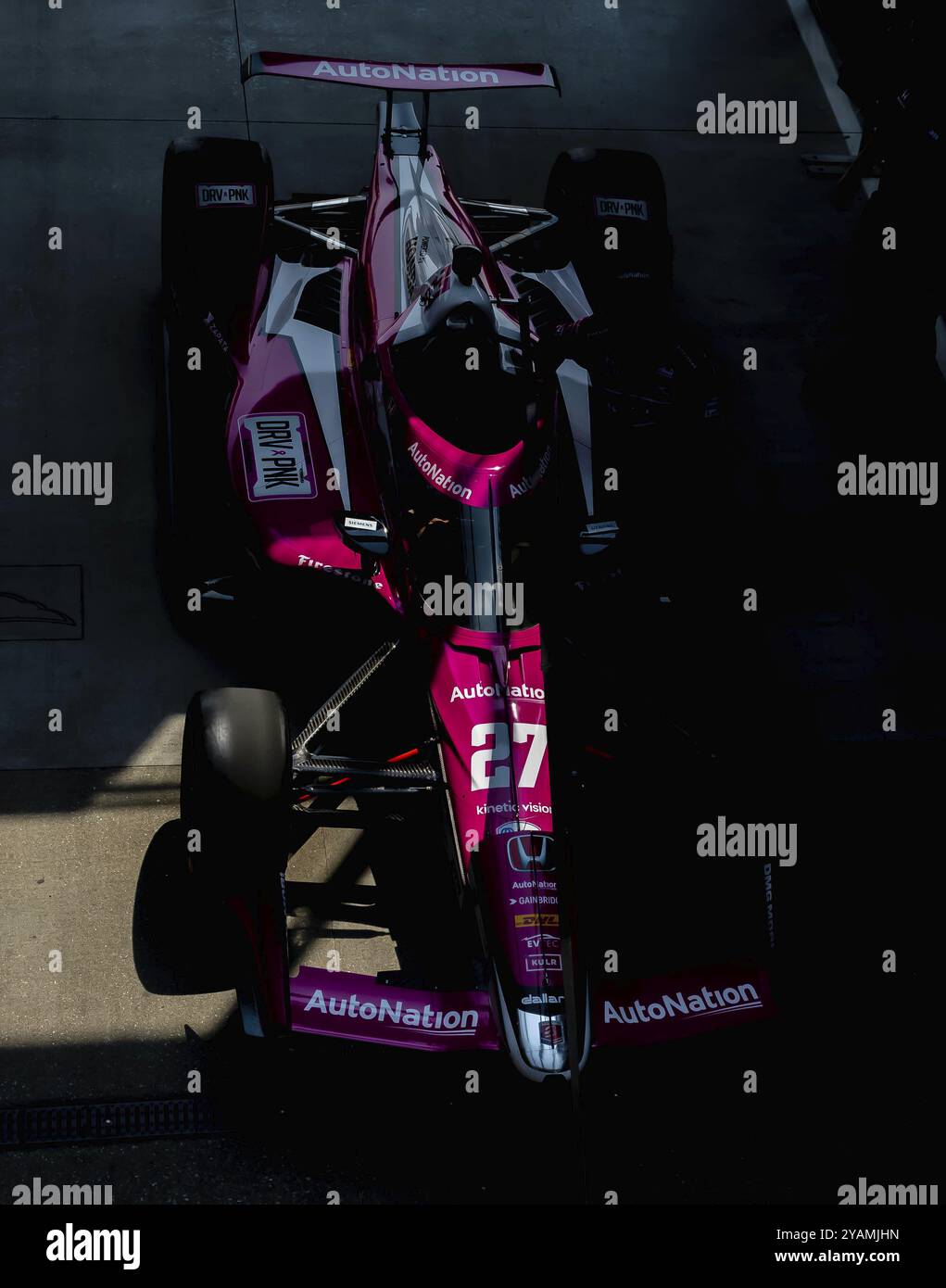Die Andretti Autosport Honda Crew rollte ihren Rennwagen zur Boxenstrecke aus, bevor sie für den Indianapolis 500 auf dem Indianapolis Motor Speedway in die Boxengasse fuhr Stockfoto