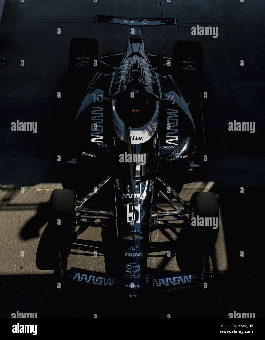 Die Arrow McLaren Chevrolet-Crew rollte ihr Rennauto aus, um die Straße vor einem Training für die Indianapolis 500 auf dem Indianapolis Motor Speedway in zu Boxen Stockfoto