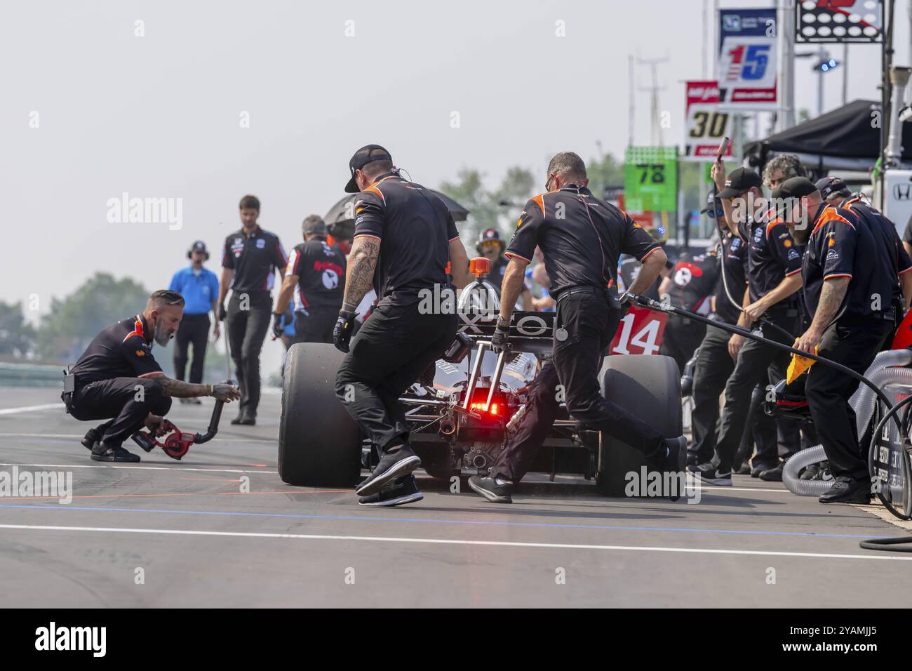 Crew-Mitglieder von AJFoyt Racing bereiten ihren Rennwagen für den Sonsio Grand Prix in Elkhart Lake, WI, USA, Nordamerika vor Stockfoto
