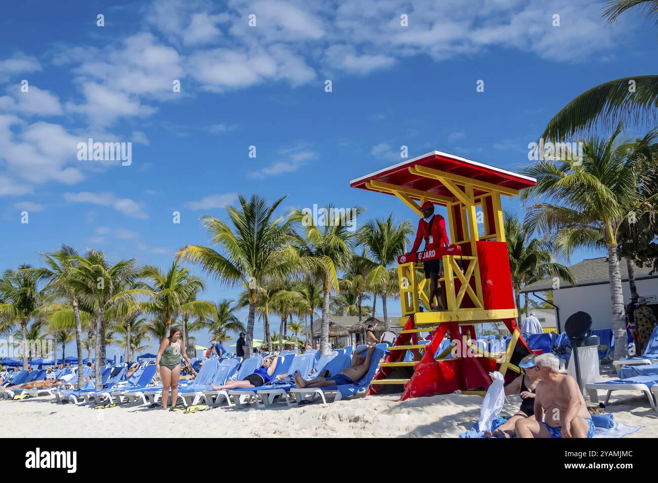 Atemberaubender Great Stirrup Cay: Smaragdgrüne Gewässer, unberührte Strände und üppiges Grün zeichnen eine Postkartenszene auf den idyllischen Berry Islands of the aus Stockfoto