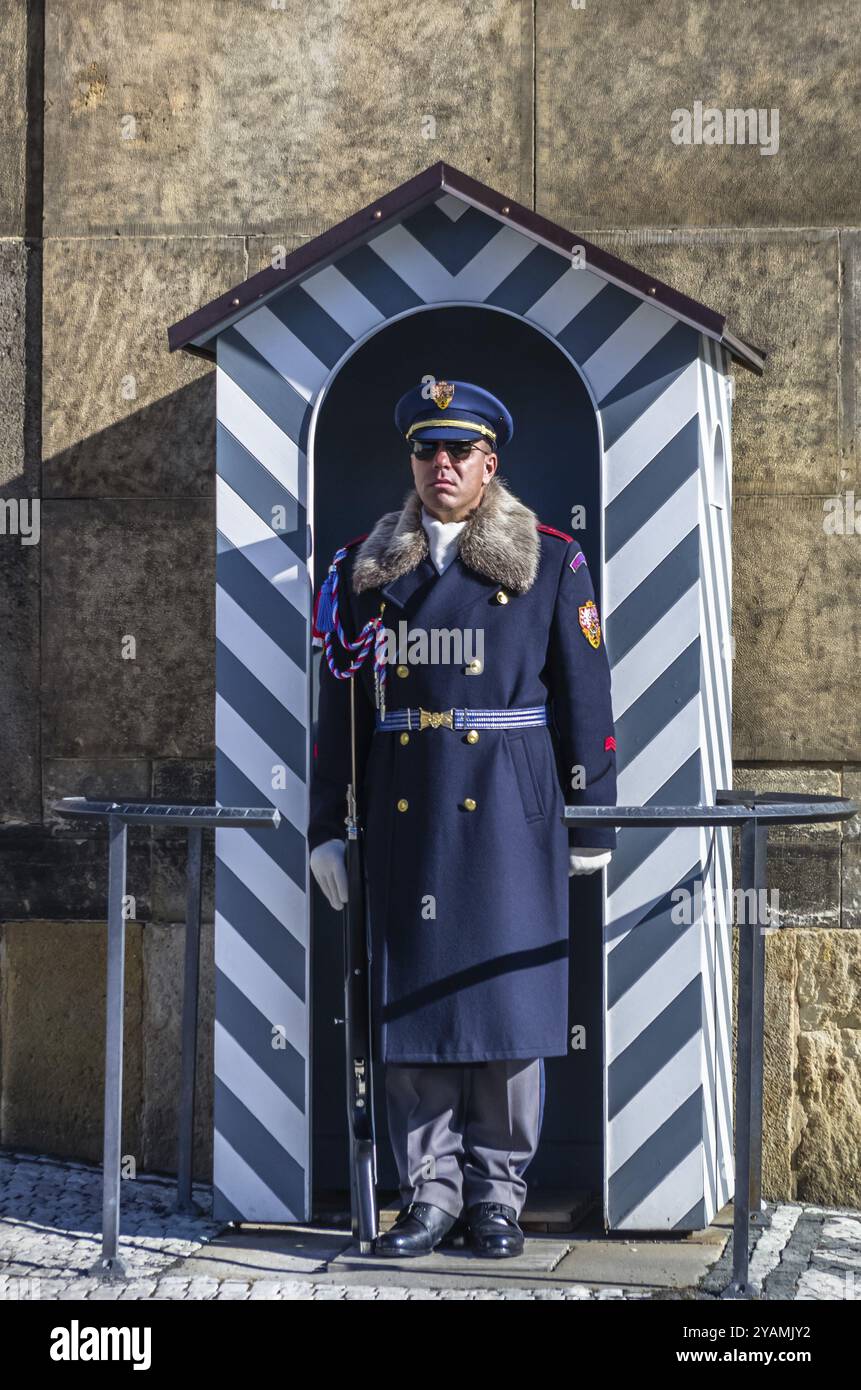 PRAG, TSCHECHISCHE REPUBLIK, 15. FEBRUAR: Soldat der Prager Burgwache auf dem Posten der Ehrenwache am 15. Februar 2019 in Prag, Tschechische Republik Stockfoto