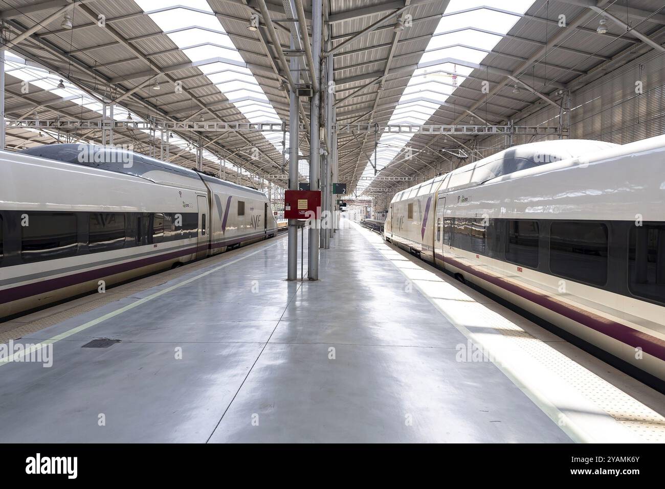 Der Hochgeschwindigkeitszug fährt am Bahnhof Maria Zambrano in Malaga an, dem Drehkreuz der Bahnreisen in Andalusien, Spanien und Europa Stockfoto