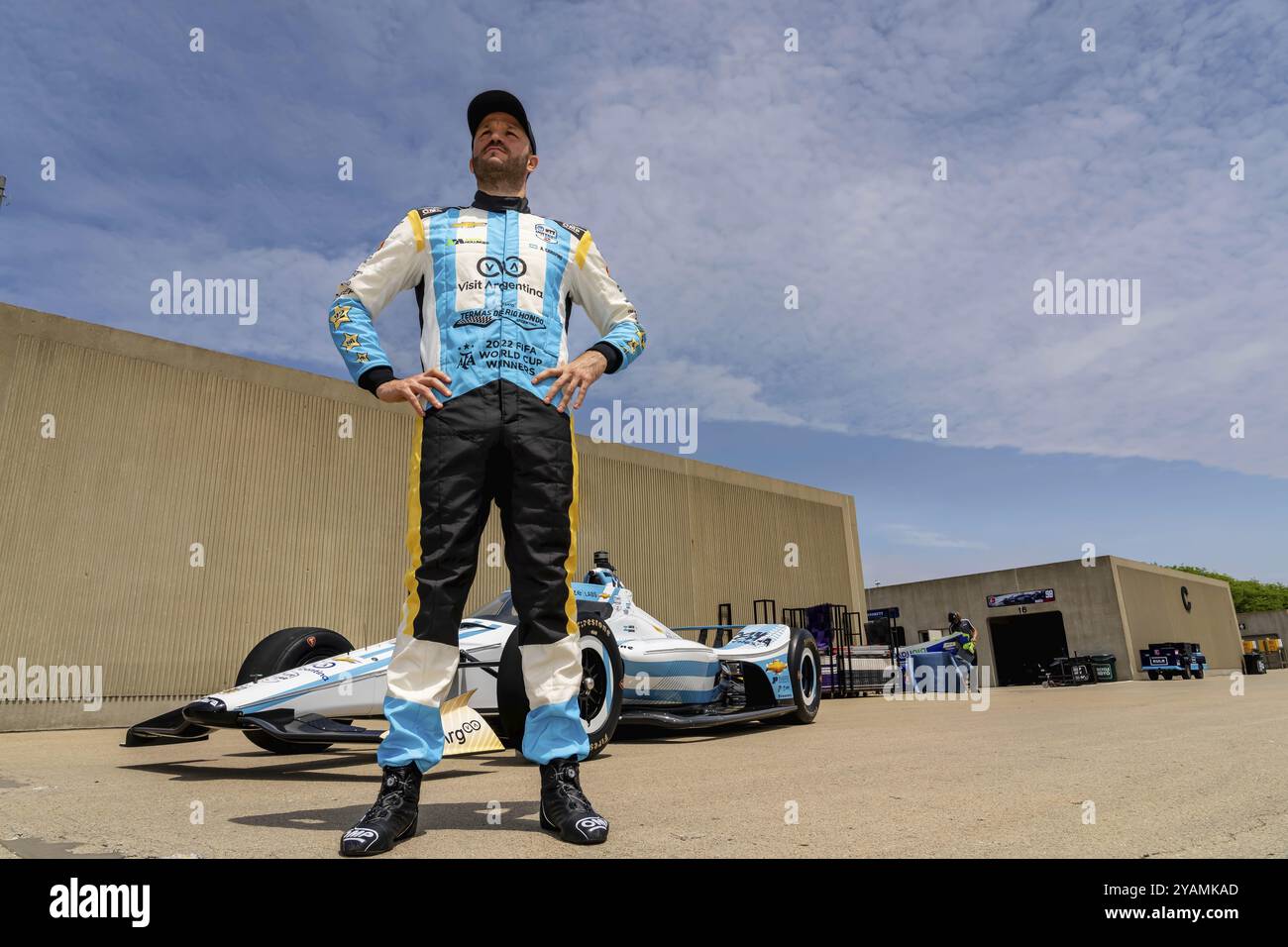 Juncos Hollinger INDYCAR-Fahrer AGUSTIN HUGO CANAPINO (R) (78) aus Arrecifes, Argentinien, posiert mit seiner Sonderlackierung zum Gedenken an den AR 2022 Stockfoto