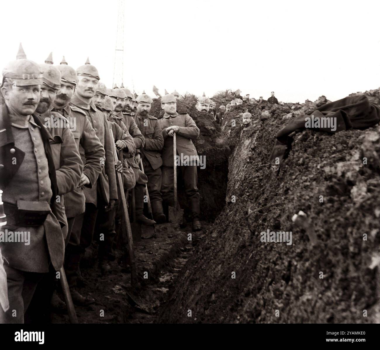 Deutsche Soldaten graben einen Graben. Erster Weltkrieg, Frankreich. Deutsche Soldaten bei der Ausgrabung eines Grabens. Erster Weltkrieg, Frankreich, Europa Stockfoto