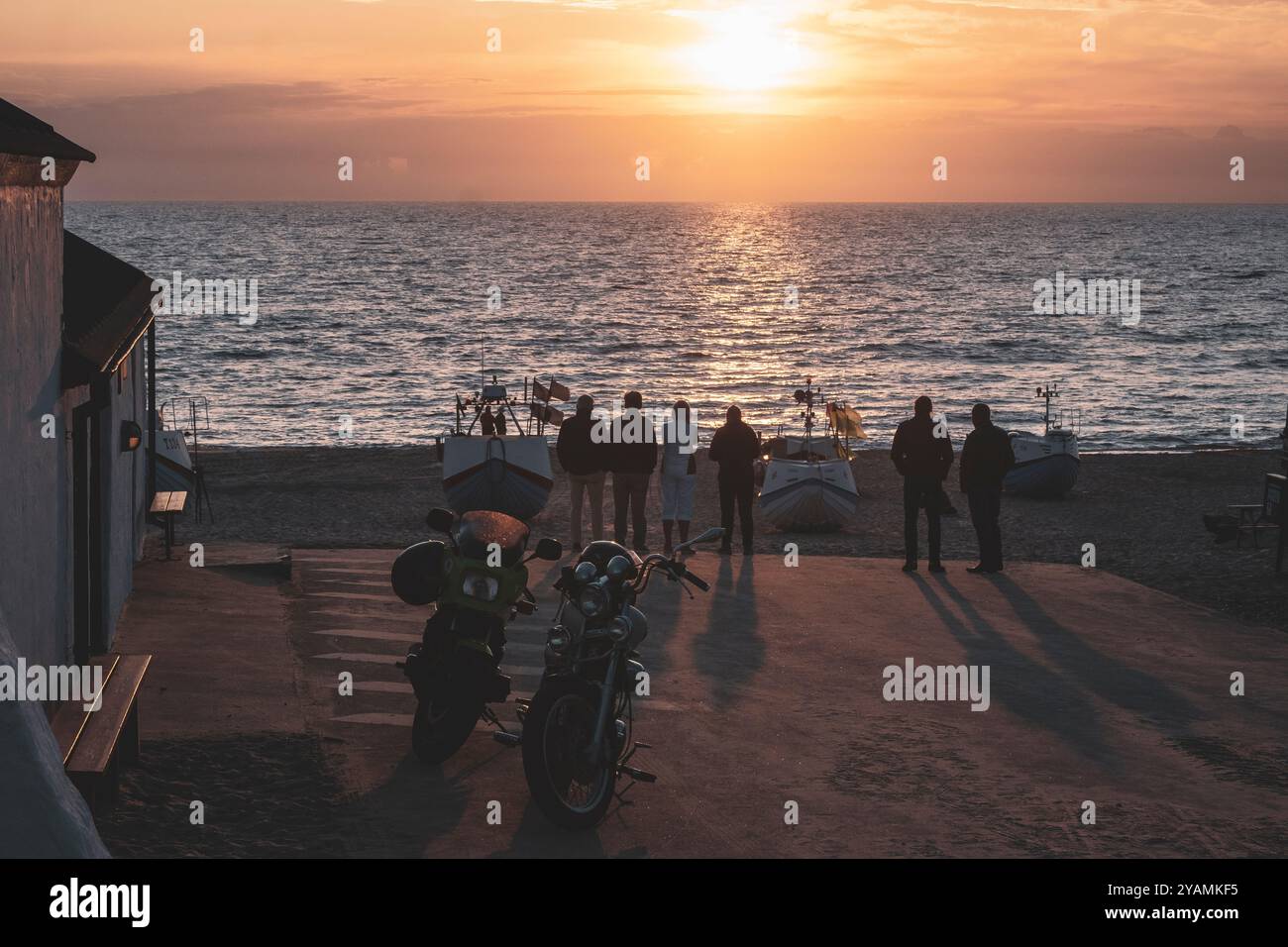 Im Sommer genießen die Menschen einen nicht überfüllten Strand in Stenbjerg Landingsplads, Thy Nationalpark, ländliches Jütland, Dänemark Stockfoto