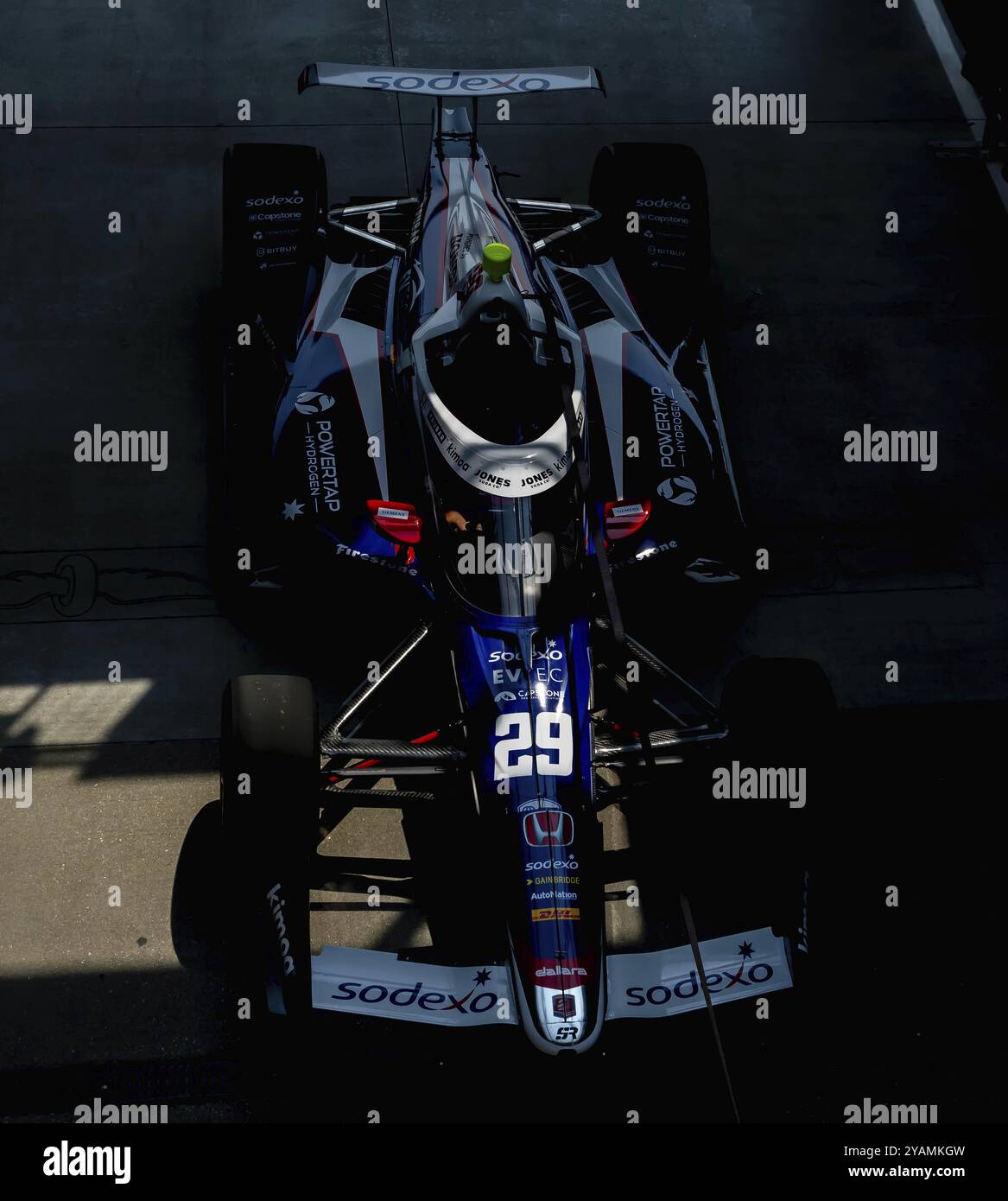 Die Andretti Steinbrenner Autosport Honda Crew rollt ihr Rennauto zur Boxenstrecke aus, bevor sie für die Indianapolis 500 im Indianapolis Moto trainieren Stockfoto