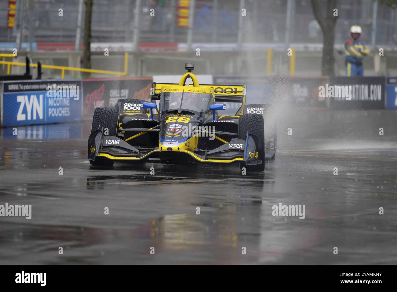 Der Fahrer der INDYCAR Series, COLTON HERTA (26) aus Valencia, Kalifornien, reist während eines nassen und gefährlichen Trainingssessions für die Big Ma durch die Kurven Stockfoto