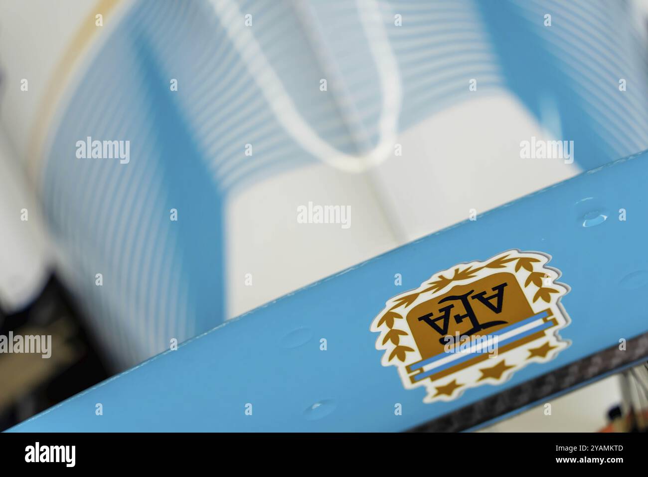 Crew-Mitglieder von Juncos Hollinger Racing bereiten ihren Rennwagen für die Indianapols 500 in Indianapolis vor Stockfoto