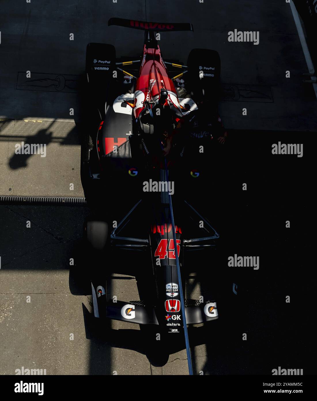 Die Rahal Letterman Lanigan Racing Honda Crew rollte ihr Rennauto aus, um die Straße zu begraben, bevor sie für die Indianapolis 500 beim Indianapolis Motor trainierte Stockfoto