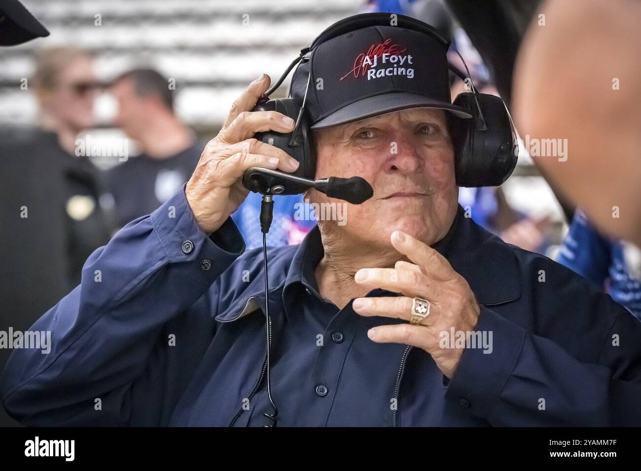 IndyCar Teambesitzer AJ Foyt Jr beobachtet, wie seine Teams sich auf das Training für die NTT INDYCAR SERIE 2024 vorbereiten: 108. Lauf der Indianapolis 500 in Indi Stockfoto