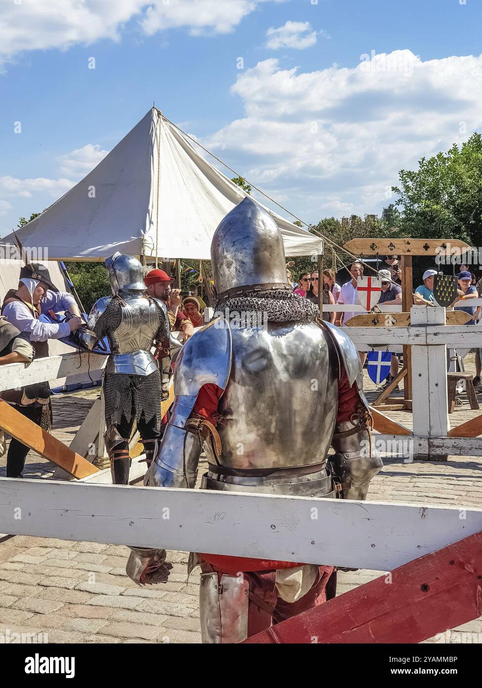 VYBORG, RUSSLAND, 27. JULI: Schwertschlacht während des traditionellen mittelalterlichen Festivals am 27. Juli 2019 in Vyborg, Russland, Europa Stockfoto