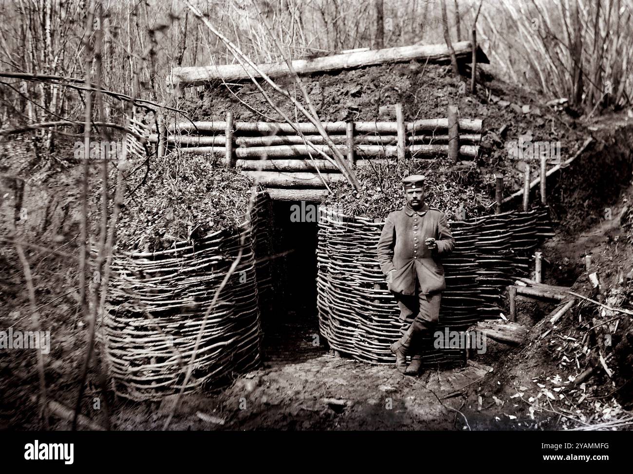 Deutscher Soldat vor einem Erdbunker. Erster Weltkrieg, Frankreich. Deutscher Soldat vor einem Bunker. Erster Weltkrieg, Frankreich, Europa Stockfoto
