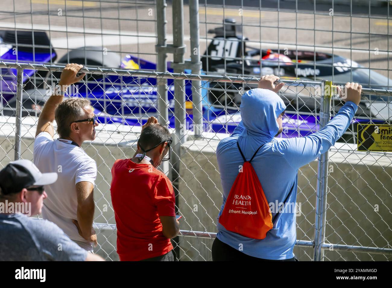 Fans sehen die Rennaktivitäten während des Grand Prix von Sankt Petersburg auf dem temporären Kurs von Sankt Petersburg in St. Petersburg, FL, USA, Nein Stockfoto