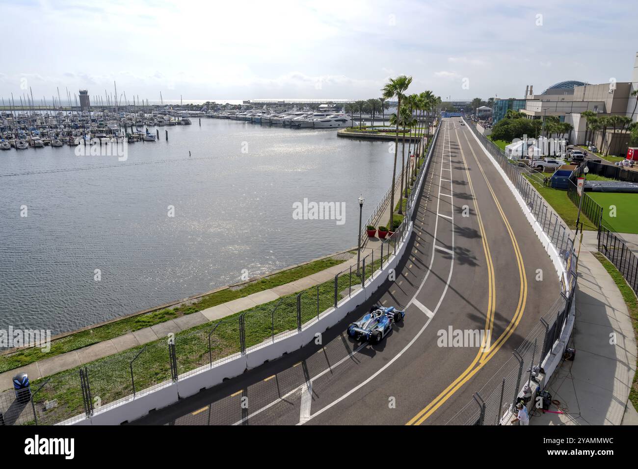 Der Fahrer der INDYCAR Series JOSEF NEWGARDEN (2) aus Nashville, Tennessee, reist während eines Trainings zum Firestone Grand Prix o durch die Kurven Stockfoto