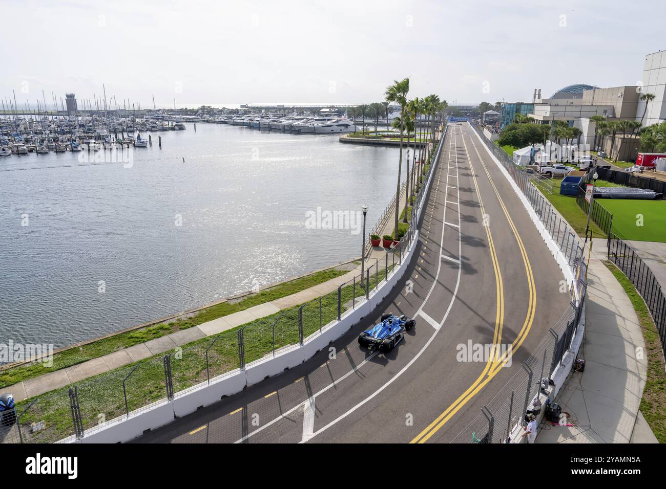 Der INDYCAR Series-Fahrer CHRISTIAN RASUMUSSEN (R) (20) aus Kopenhagen, Dänemark, reist während einer Trainingseinheit für die Firestone GRA durch die Kurven Stockfoto