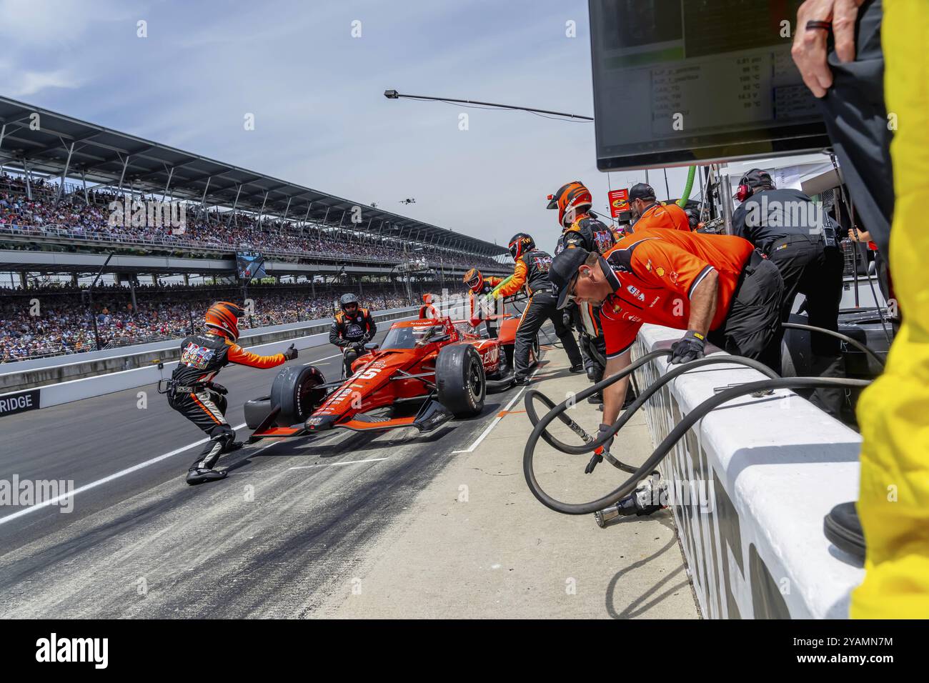 DER INDYCAR-Fahrer BENJAMIN PEDERSEN (R) (55) aus Kopenhagen, Dänemark, bringt seinen AJ Foyt Racing Chevrolet während der Indianapolis 500 bei t in Dienst Stockfoto