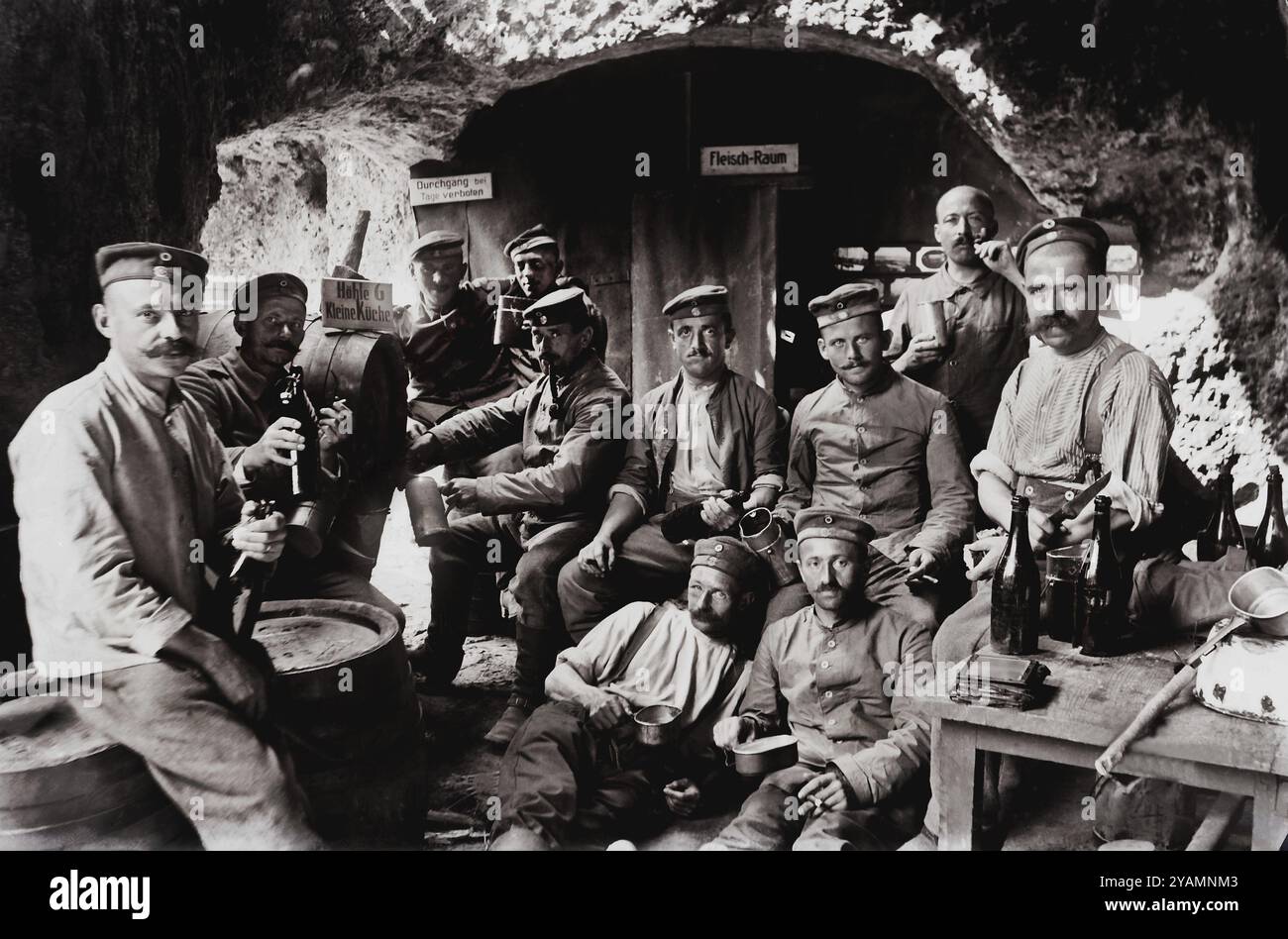 Deutsche Soldaten vor der Höhlenposition, erster Weltkrieg, Vogesen, Frankreich, Europa Stockfoto