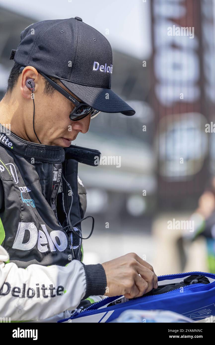 Der INDYCAR-Fahrer Takuma Sato (11) aus Tokio, Japan, bereitet sich auf das Training für die Indianapols 500 auf dem Indianapolis Motor Speedway IN Indianapolis vor. Stockfoto