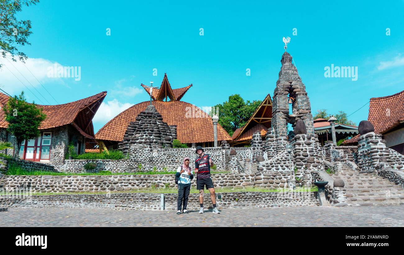 Touristenurlaub in puh sarang, der berühmten Kirche in kediri (Indonesien) aus Stein Stockfoto