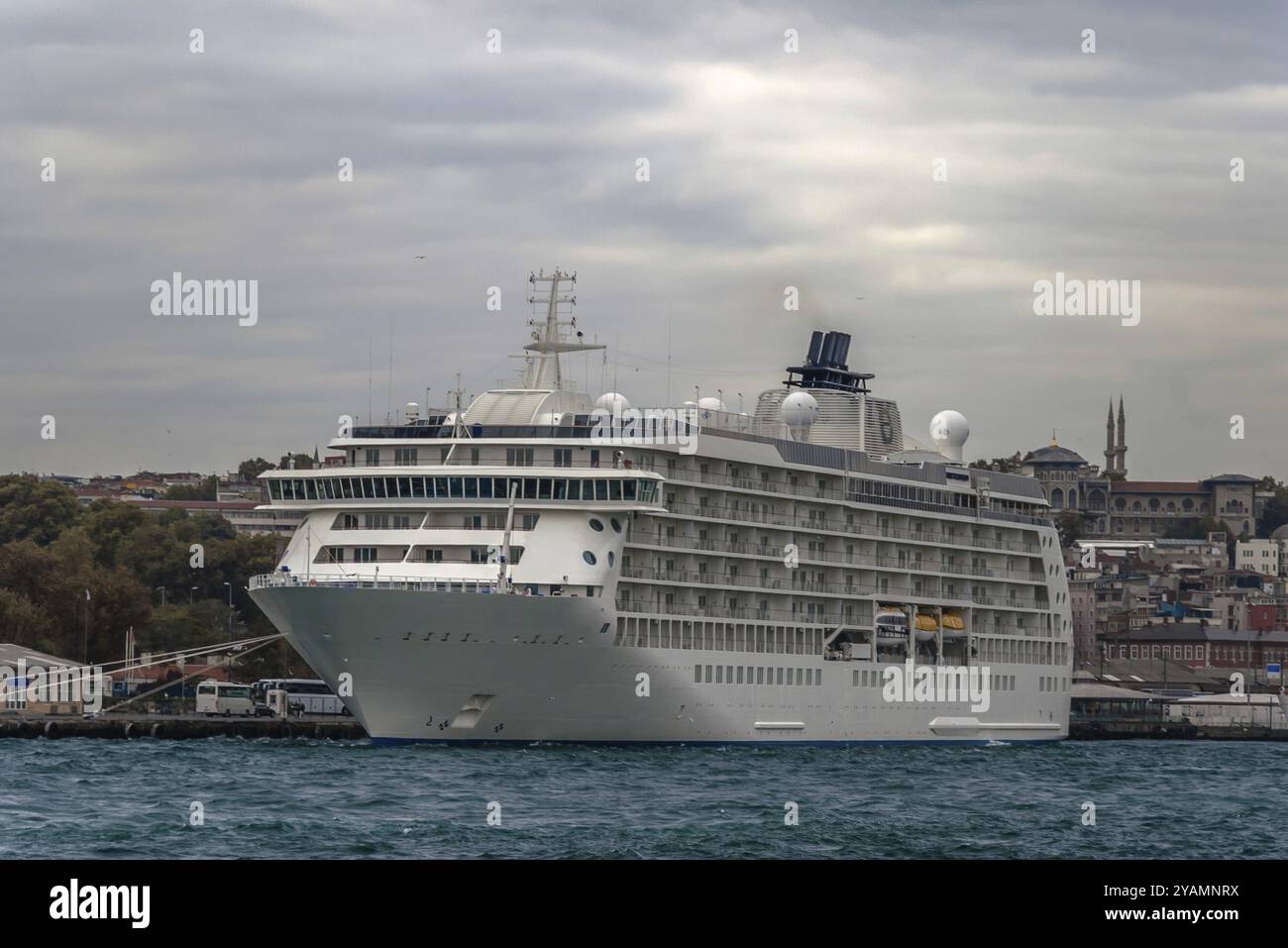 Weißes Kreuzfahrtschiff am Abend in Istanbul, Türkei, Asien Stockfoto