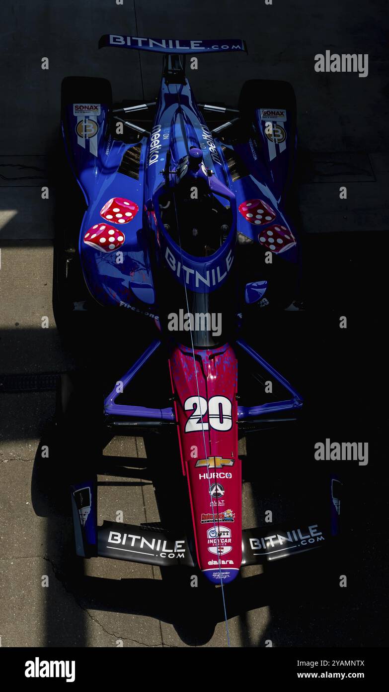 Die Crew von Ed Carpenter Racing Chevrolet rollt ihren Rennwagen aus, um die Straße zu begraben, bevor sie für den Indianapolis 500 auf dem Indianapolis Motor Speedw trainieren Stockfoto