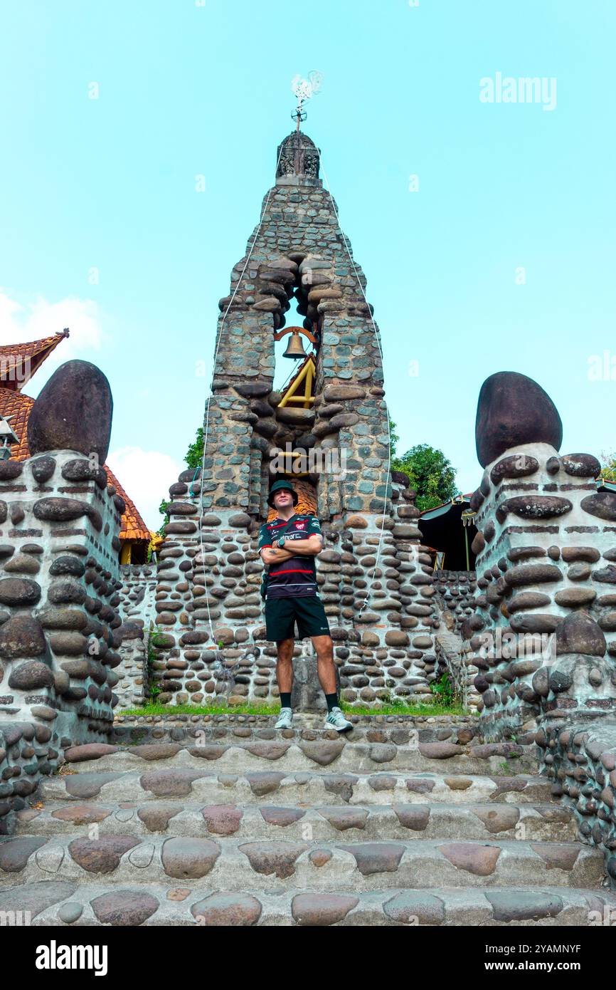 Touristenurlaub in puh sarang, der berühmten Kirche in kediri (Indonesien) aus Stein Stockfoto